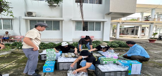 Trung tâm Y tế Tịnh Biên lan tỏa yêu thương qua những suất ăn nghĩa tình